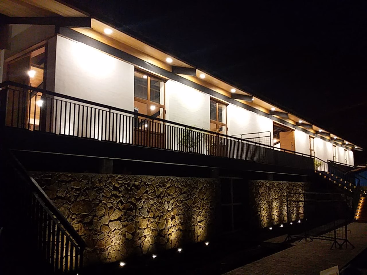 Intimate concert under the lights of Estancia Rosario.